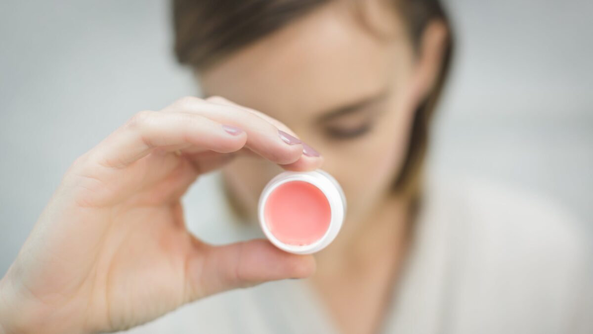 Как сделать домашнюю косметику: патчи, скрабы и кремы