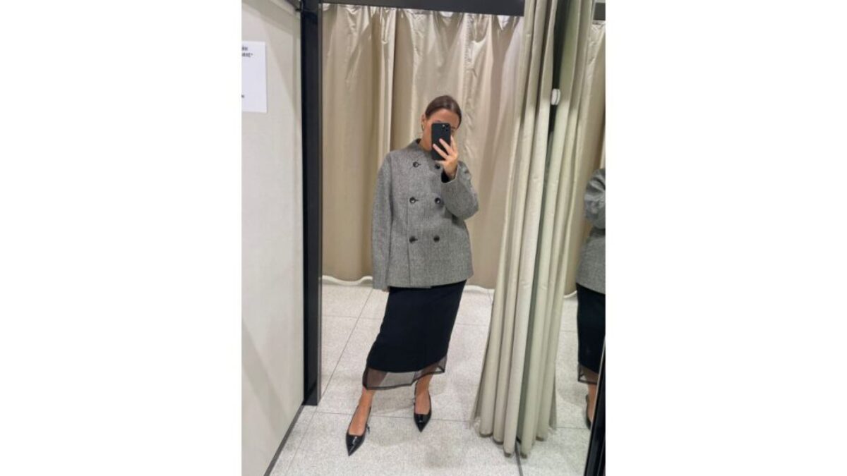 Принт «ромб» и рубашка-поло: стилист рассказала, что носить с юбкой – 15 идей