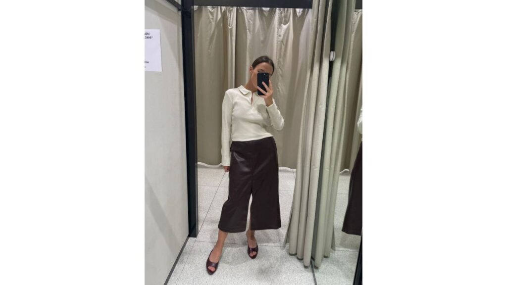 Принт «ромб» и рубашка-поло: стилист рассказала, что носить с юбкой – 15 идей