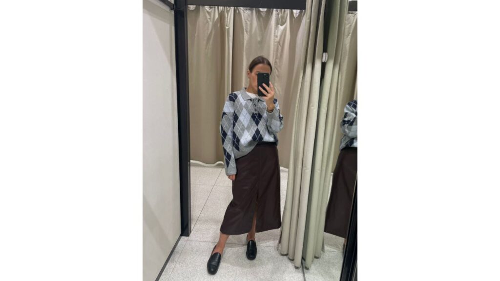 Принт «ромб» и рубашка-поло: стилист рассказала, что носить с юбкой – 15 идей