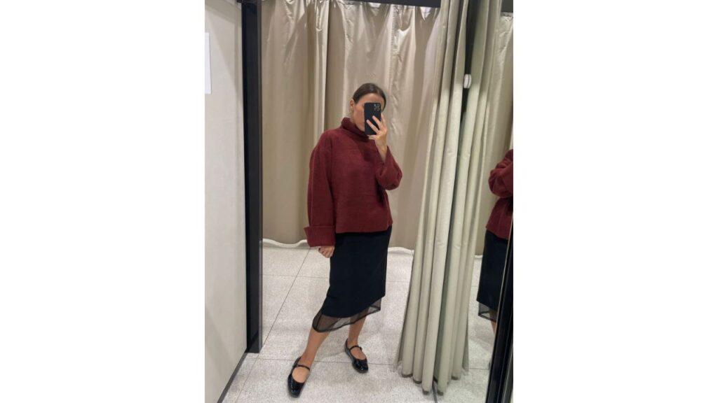 Принт «ромб» и рубашка-поло: стилист рассказала, что носить с юбкой – 15 идей