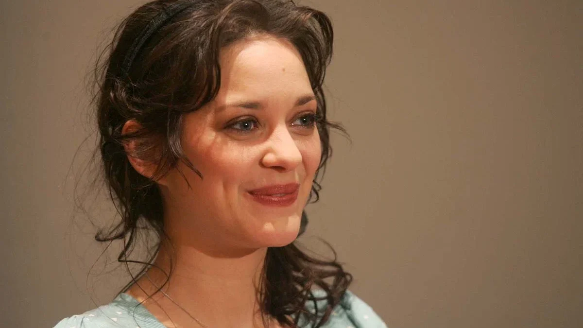 Красная помада и минимум косметики: как красятся француженки – полный разбор