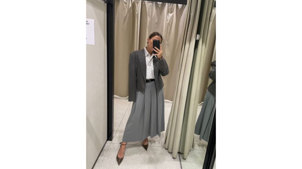 Принт «ромб» и рубашка-поло: стилист рассказала, что носить с юбкой – 15 идей