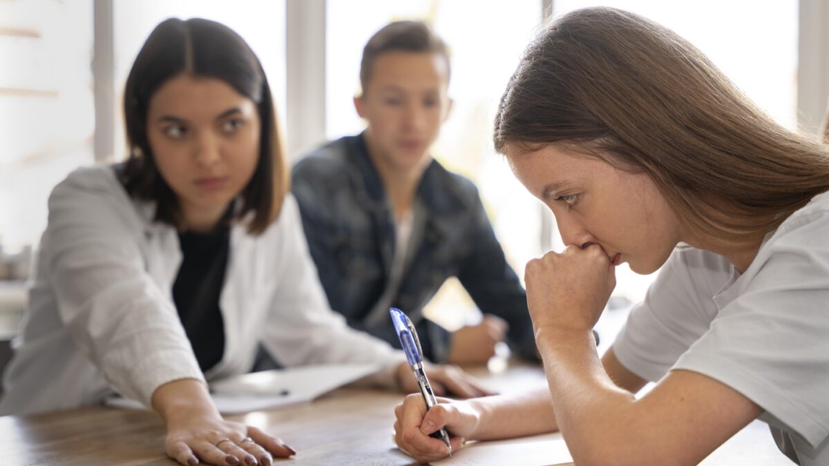 Человек зависим от общества? Как не потеряться себя