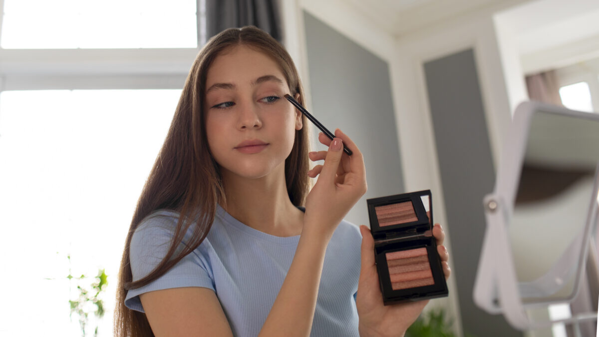 Ржавый – для голубых, баклажановый – для карих: какие тени подойдут тебе – рассказал визажист