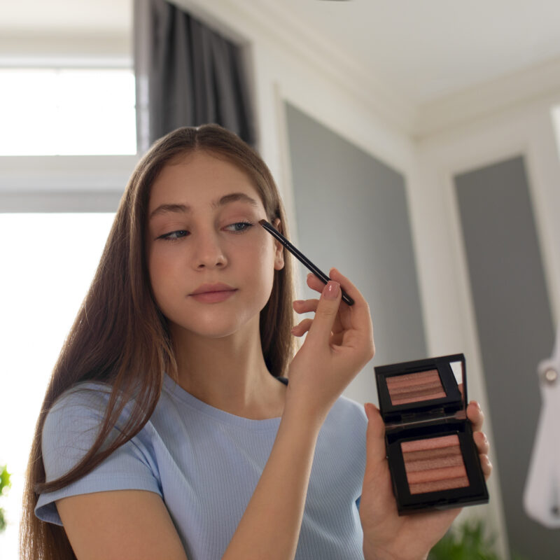 Ржавый – для голубых, баклажановый – для карих: какие тени подойдут тебе – рассказал визажист