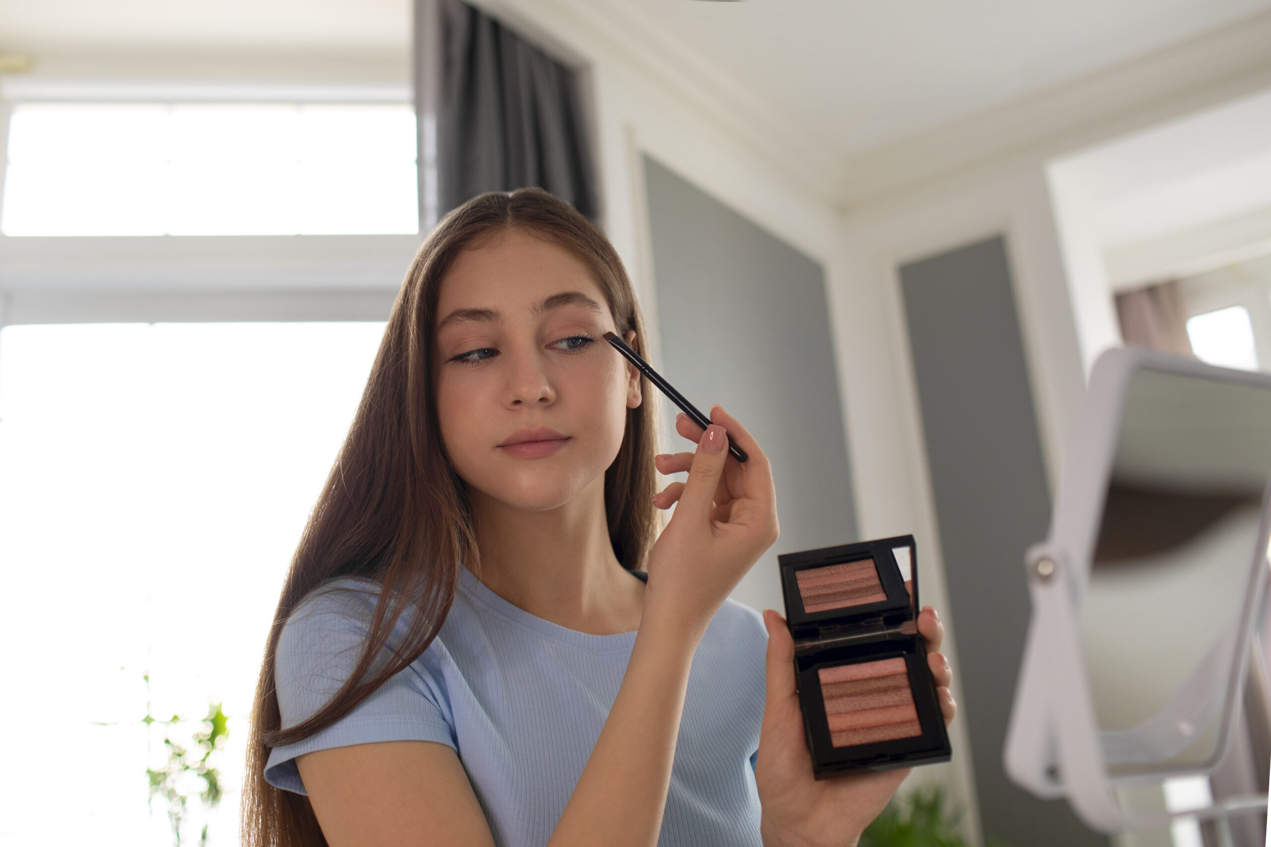 Ржавый – для голубых, баклажановый – для карих: какие тени подойдут тебе – рассказал визажист