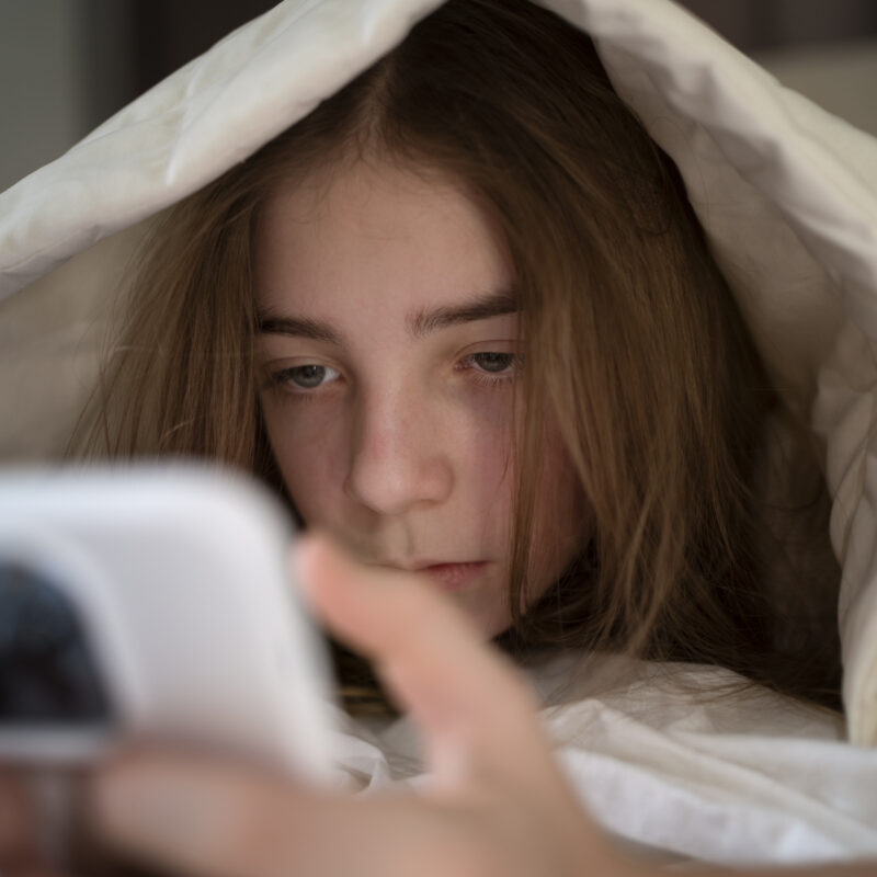 Утром сразу хватаешься за телефон? Цифровой детокс: что это, для чего нужен и как его устроить