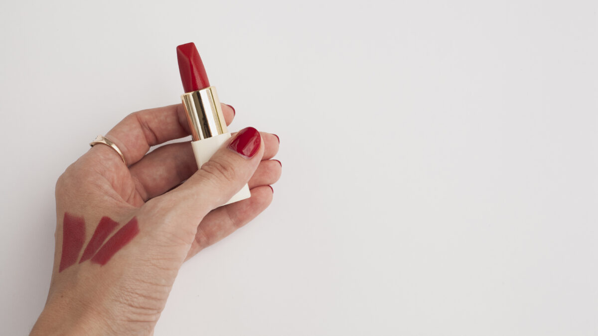 Красная помада и минимум косметики: как красятся француженки – полный разбор