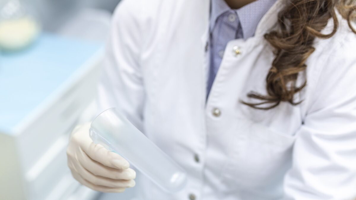 Какие анализы сдавать женщине регулярно: ответ гинеколога