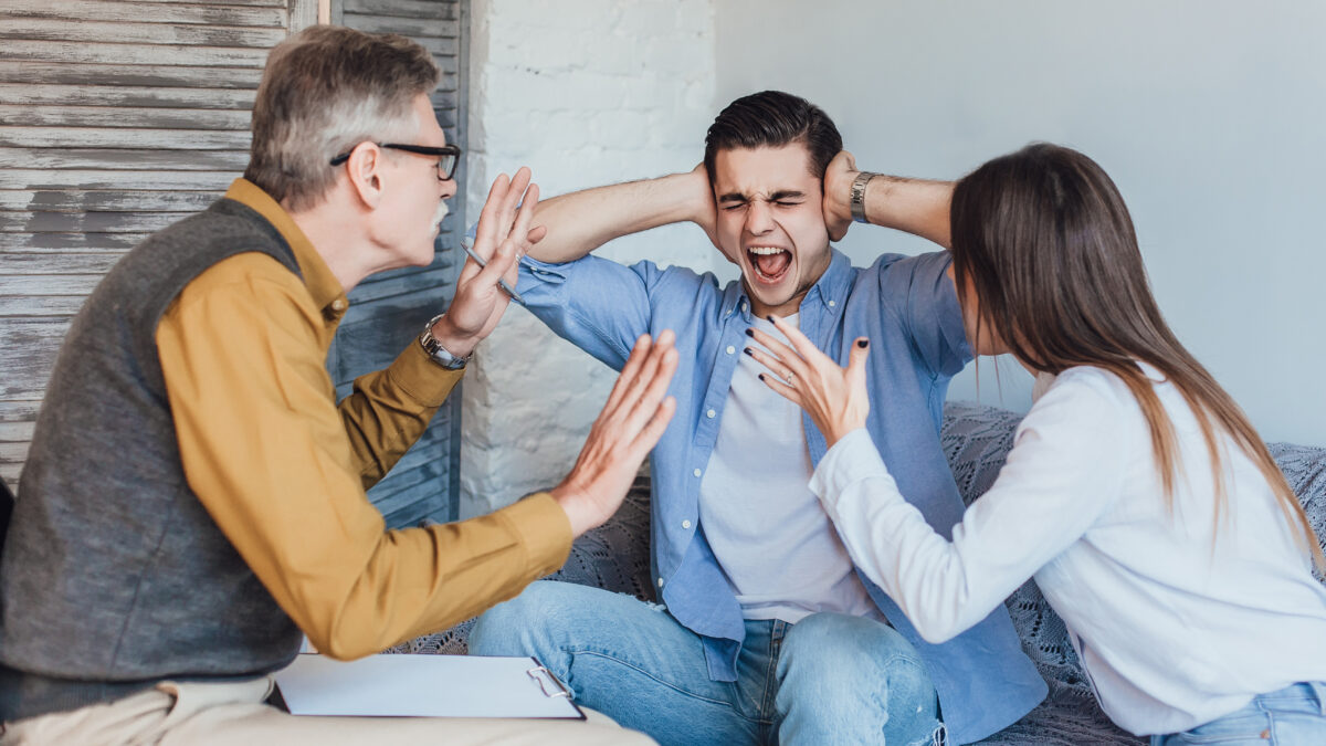 Крики, определённая дата и людные места: что такое триггеры и как с ними бороться