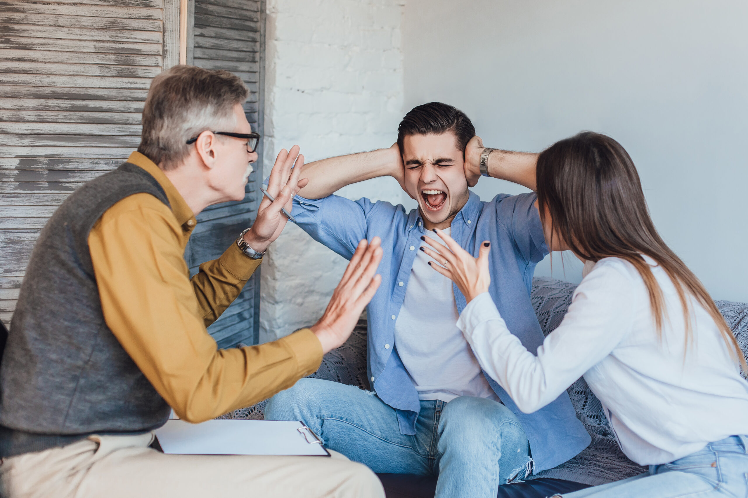 Крики, определённая дата и людные места: что такое триггеры и как с ними бороться