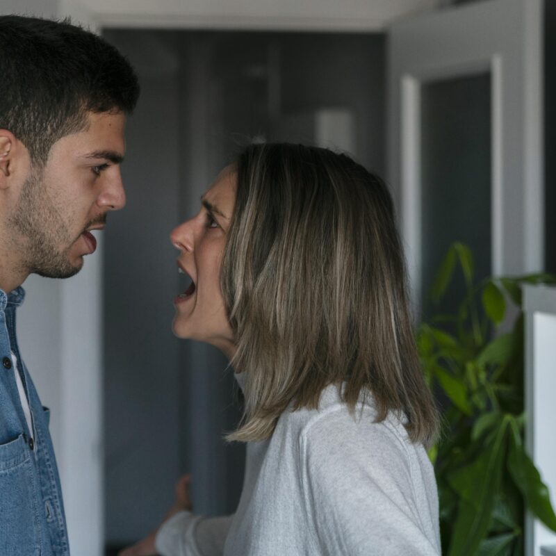 Постоянно ссоритесь, а дома не общаетесь? Как понять, что пора к семейному психологу: пять звоночков