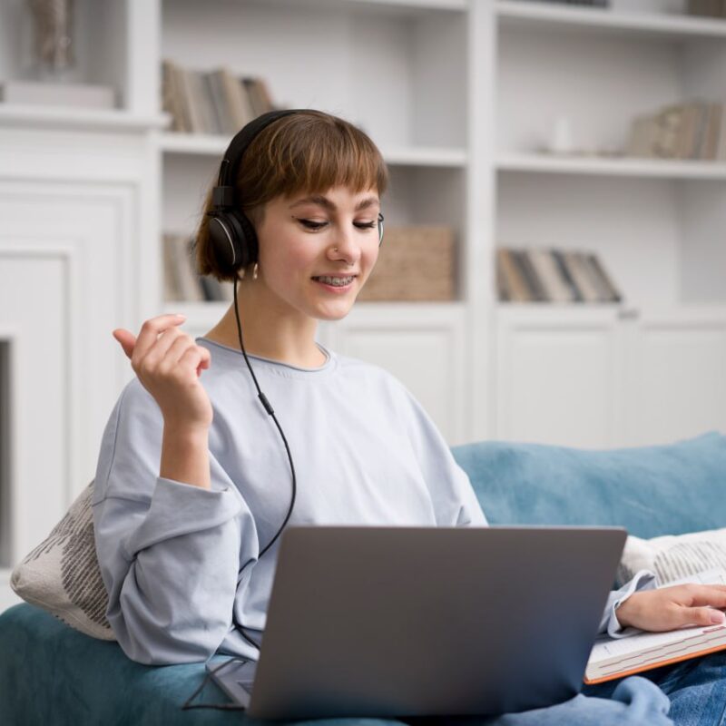 Дома шумно, в кабинете нет анонимности. Как работать с психологом – онлайн или офлайн? Плюсы, минусы