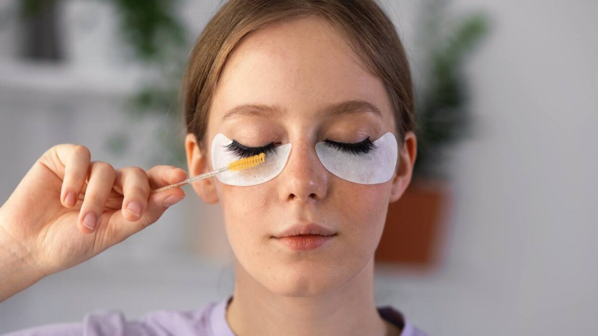 Нарощенные, ламинированные и натуральные: как ухаживать за бровями и ресницами зимой? Инструкция