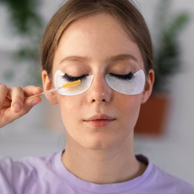 Нарощенные, ламинированные и натуральные: как ухаживать за бровями и ресницами зимой? Инструкция