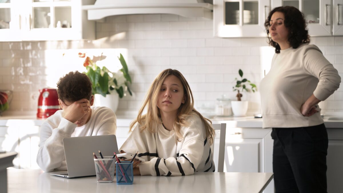 Отношения с подростком: как родителю себя вести