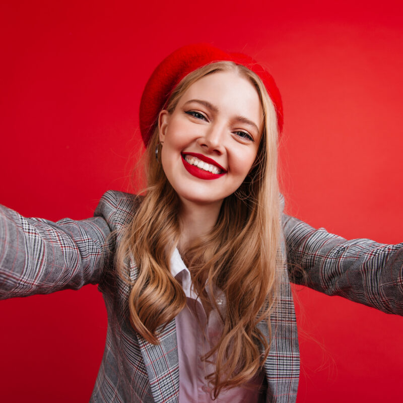 Кирпичный и сангрия: какие оттенки красной помады бывают и какая подойдёт тебе? Примеры звёзд