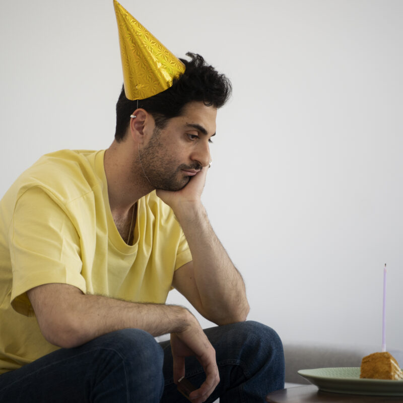 Завидуешь и тревожишься? Всё, что надо знать про кризис 30 лет: причины, симптомы и как справиться