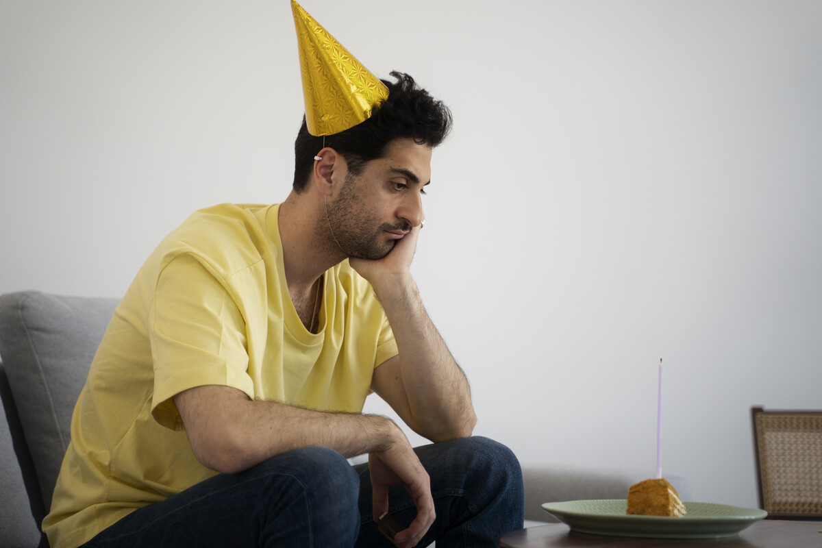 Завидуешь и тревожишься? Всё, что надо знать про кризис 30 лет: причины, симптомы и как справиться