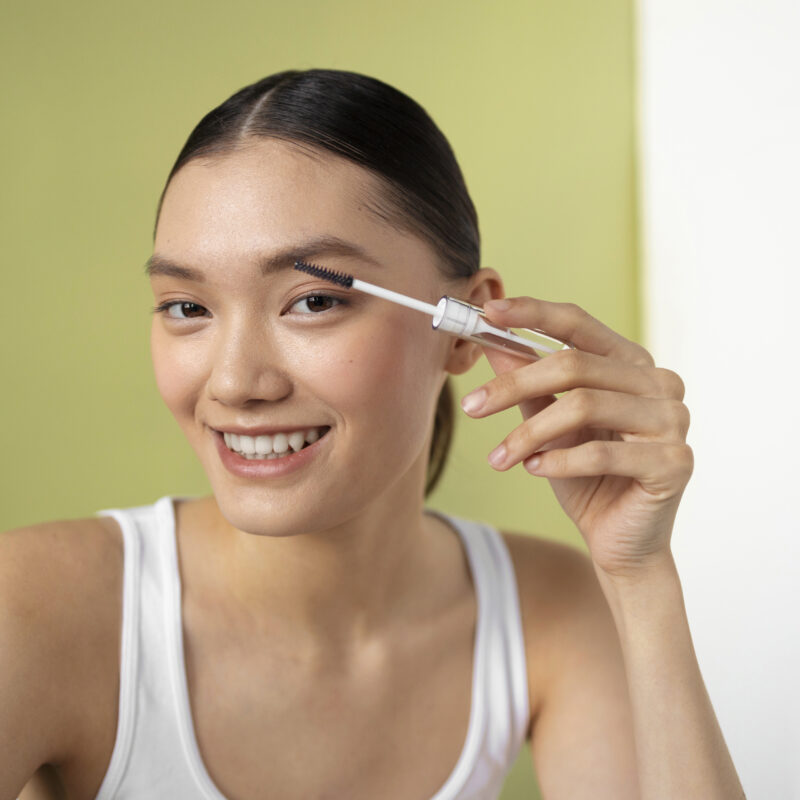 Зафиксировать или сделать укладку? Как выбрать гель для бровей и как им пользоваться: инструкция