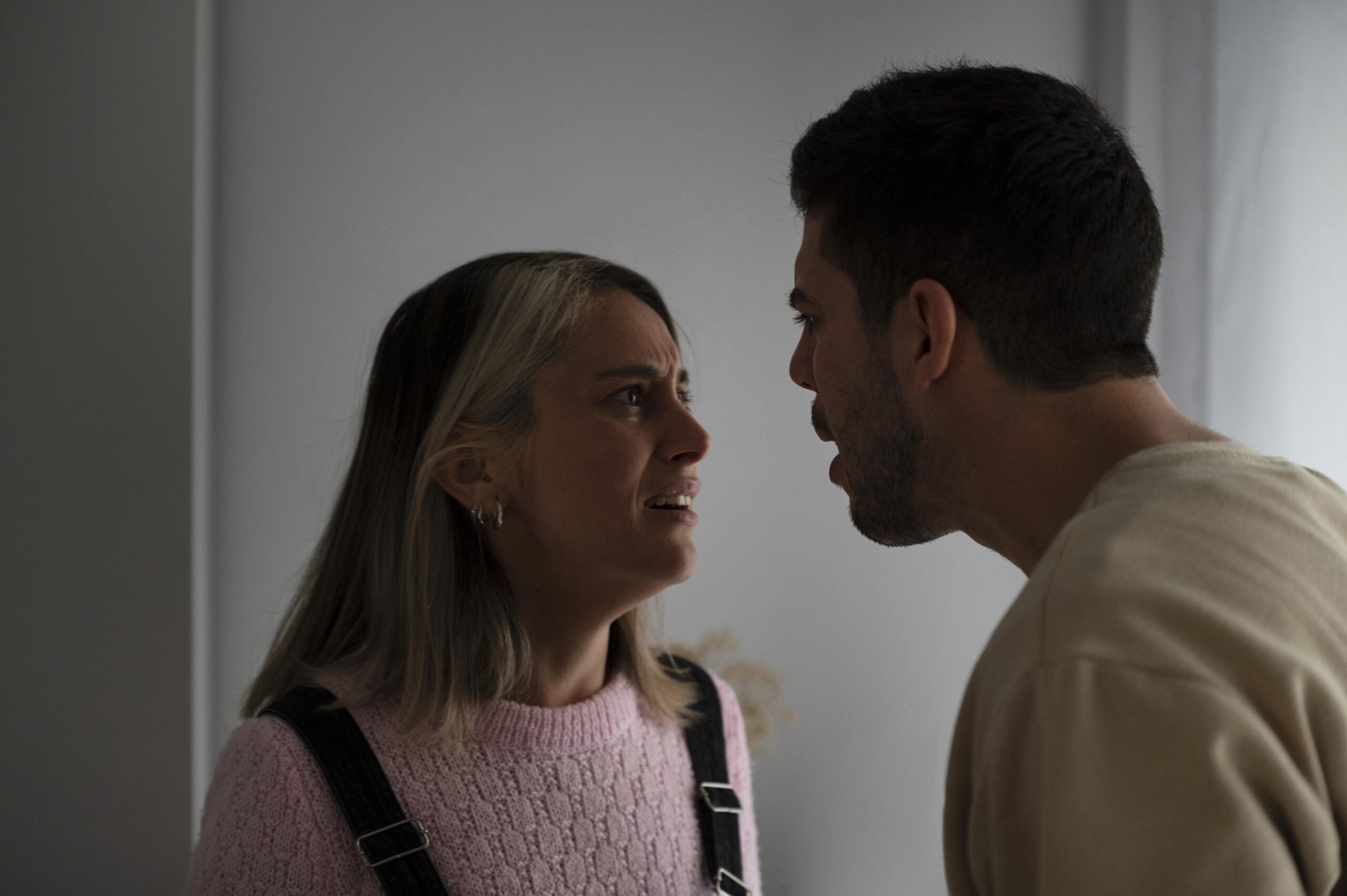 «Ты воспринимаешь всё близко к сердцу»: эмоциональные качели в отношениях – семь опасных звоночков