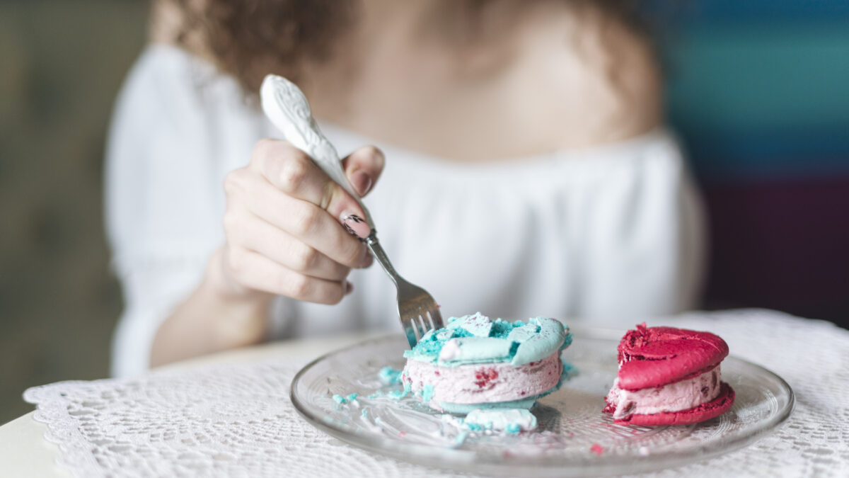Почему хочется сладкого? Нутрициолог рассказала, чего не хватает организму и что с этим делать