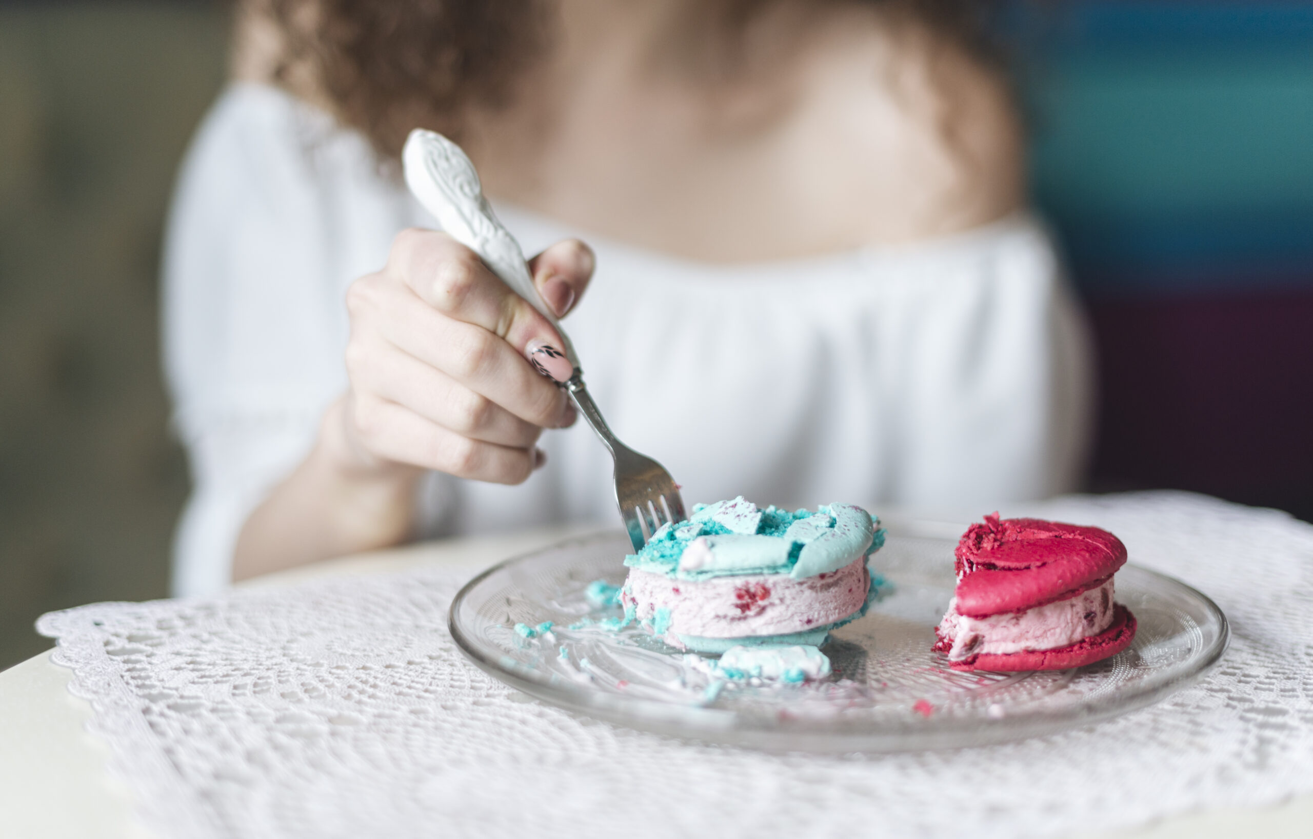 Почему хочется сладкого? Нутрициолог рассказала, чего не хватает организму и что с этим делать