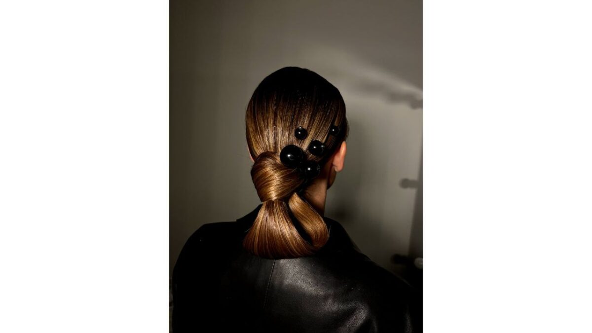 В тренде пучки и хвосты! Стилист назвал топ-10 идей причёсок на Новый год 2026