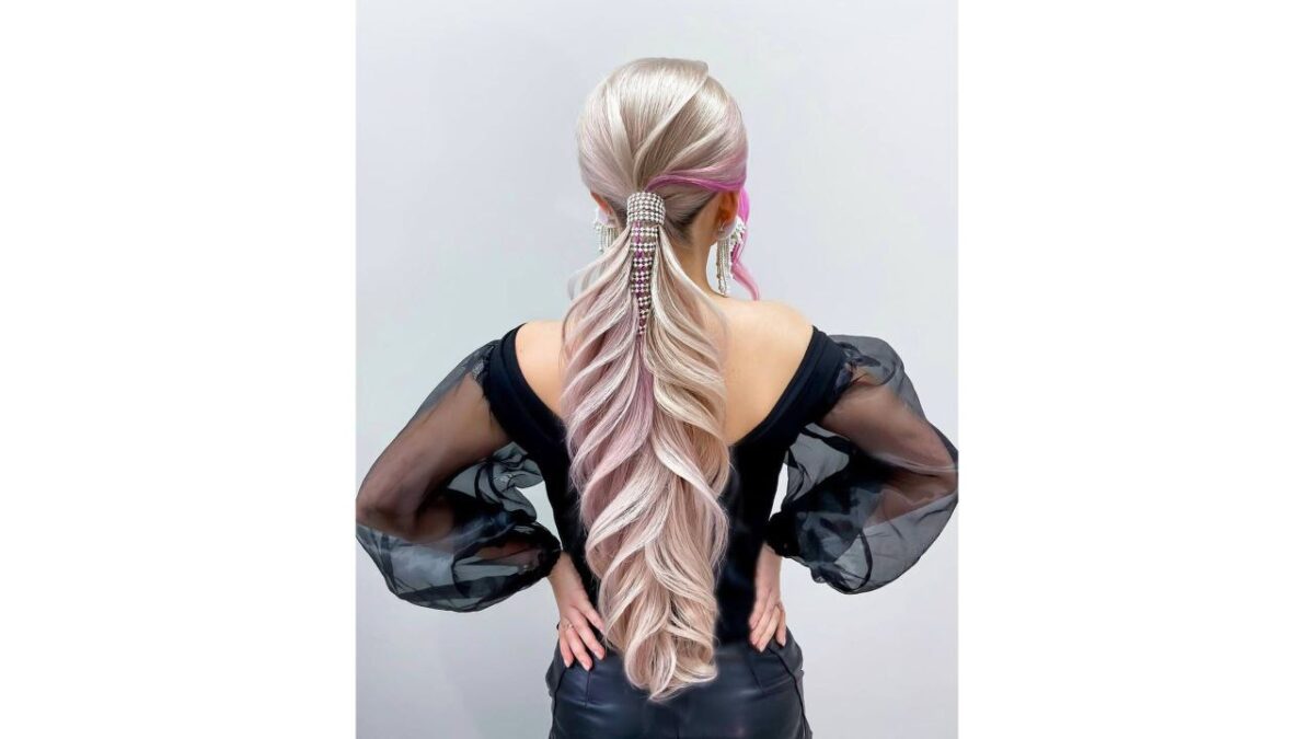 В тренде пучки и хвосты! Стилист назвал топ-10 идей причёсок на Новый год 2026
