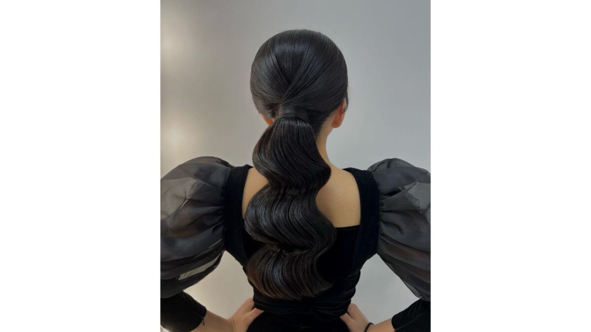 В тренде пучки и хвосты! Стилист назвал топ-10 идей причёсок на Новый год 2026