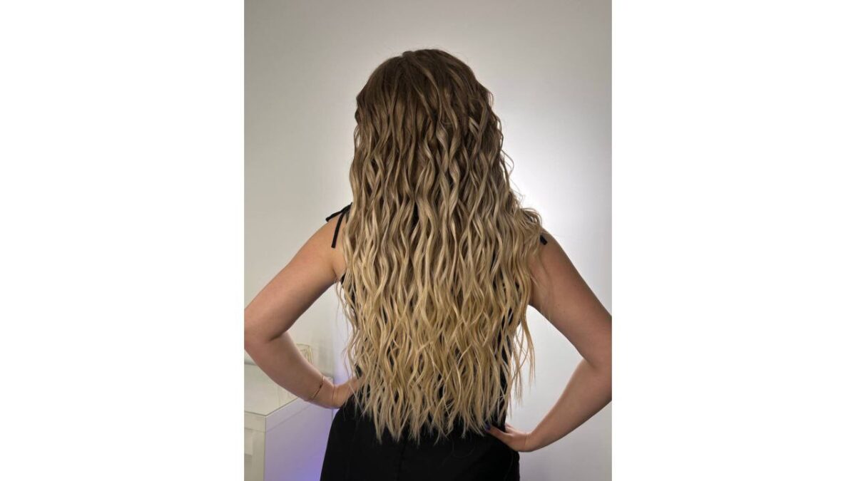 В тренде пучки и хвосты! Стилист назвал топ-10 идей причёсок на Новый год 2026