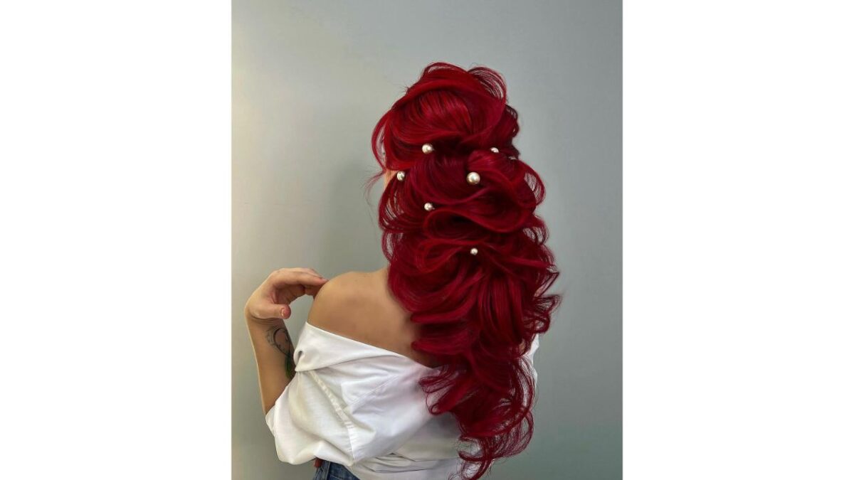 В тренде пучки и хвосты! Стилист назвал топ-10 идей причёсок на Новый год 2026