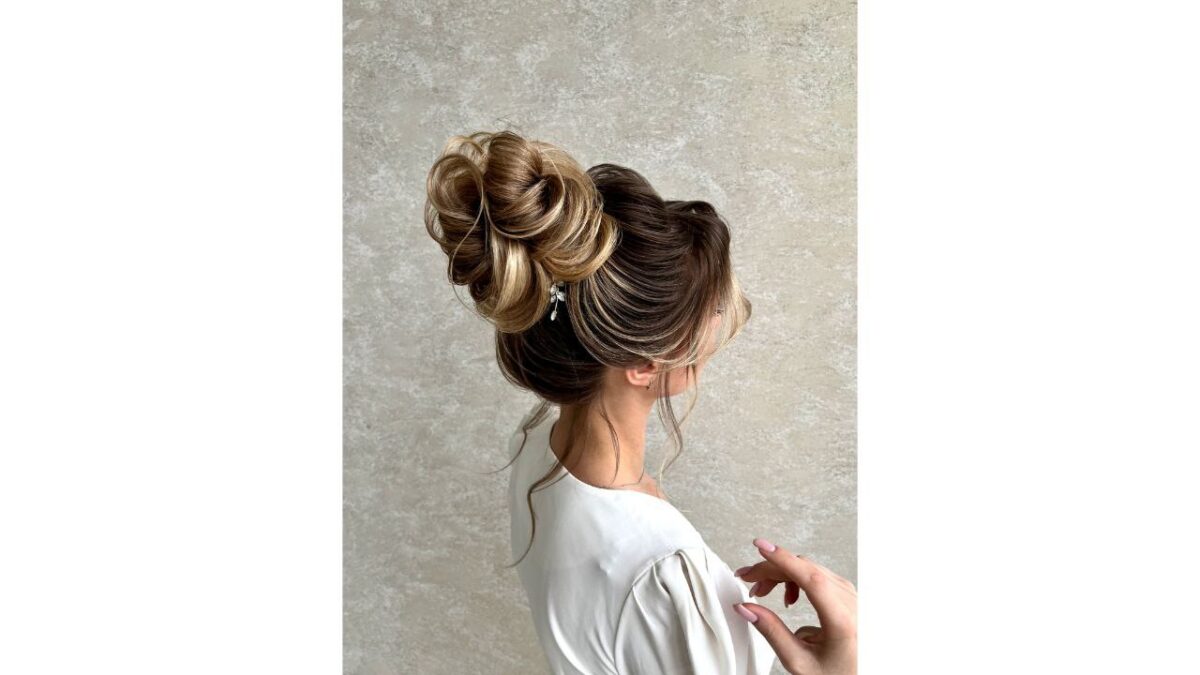 В тренде пучки и хвосты! Стилист назвал топ-10 идей причёсок на Новый год 2026