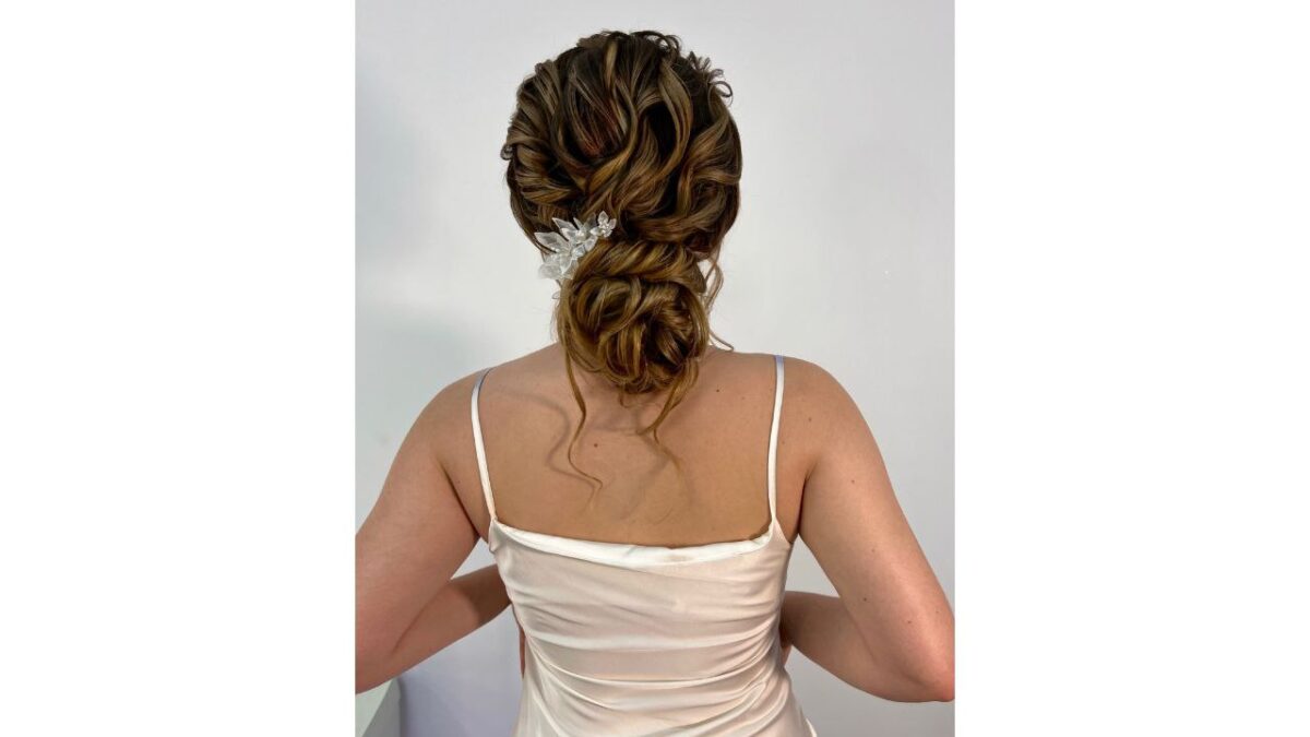 В тренде пучки и хвосты! Стилист назвал топ-10 идей причёсок на Новый год 2026