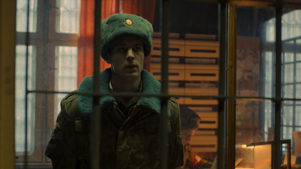 Кадр из сериала «Аутсорс» (2025).