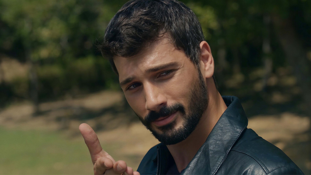 Дениз Джан Акташ в роли Халила Ибрагима / Кадр из сериала «Безграничная любовь» (2023-2025).