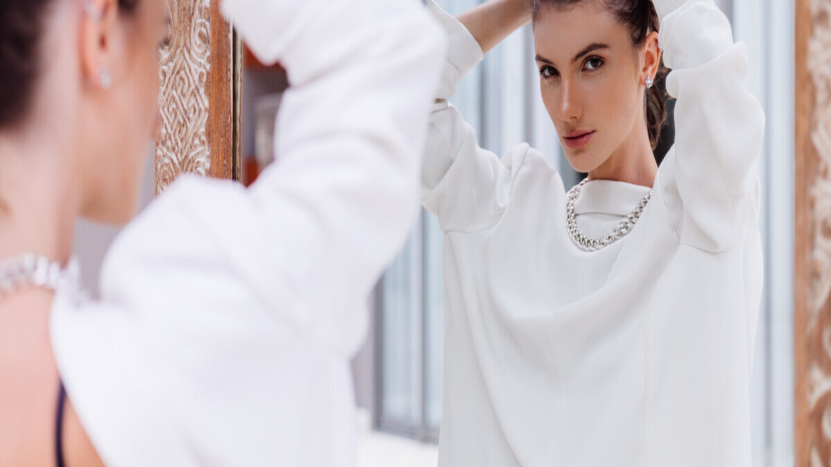 В тренде пучки и хвосты! Стилист назвал топ-10 идей причёсок на Новый год 2026