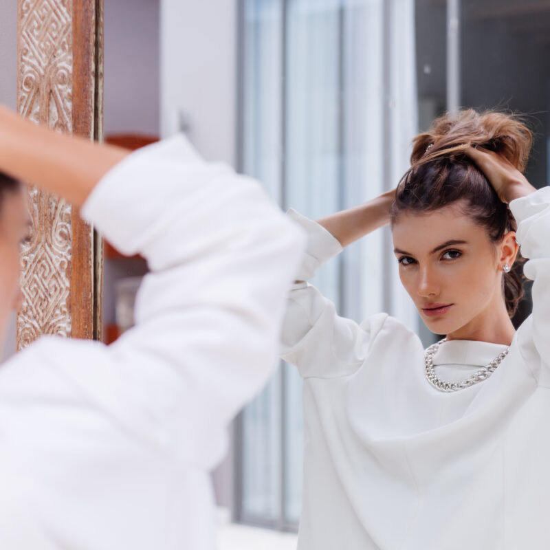 В тренде пучки и хвосты! Стилист назвал топ-10 идей причёсок на Новый год 2026