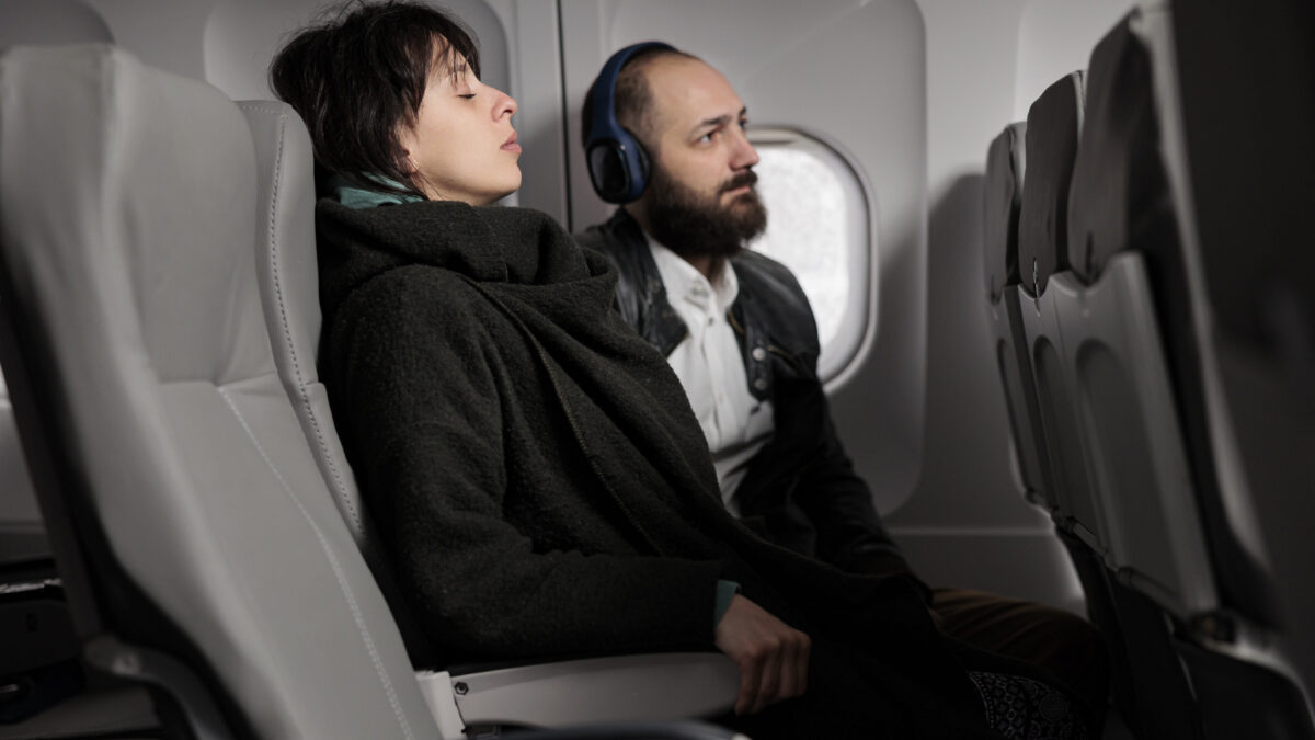 «Представляй страх в виде облака»: как побороть аэрофобию? Советы от психолога и бортпроводника