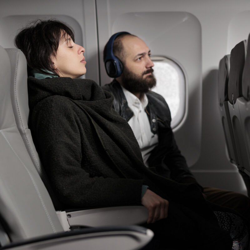 «Представляй страх в виде облака»: как побороть аэрофобию? Советы от психолога и бортпроводника