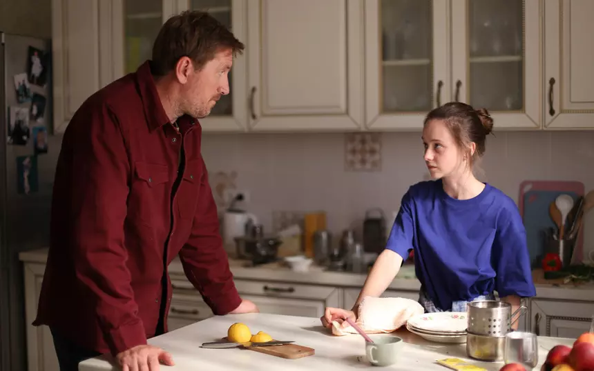 Кадр из сериала «Как приручить лису» (2025).