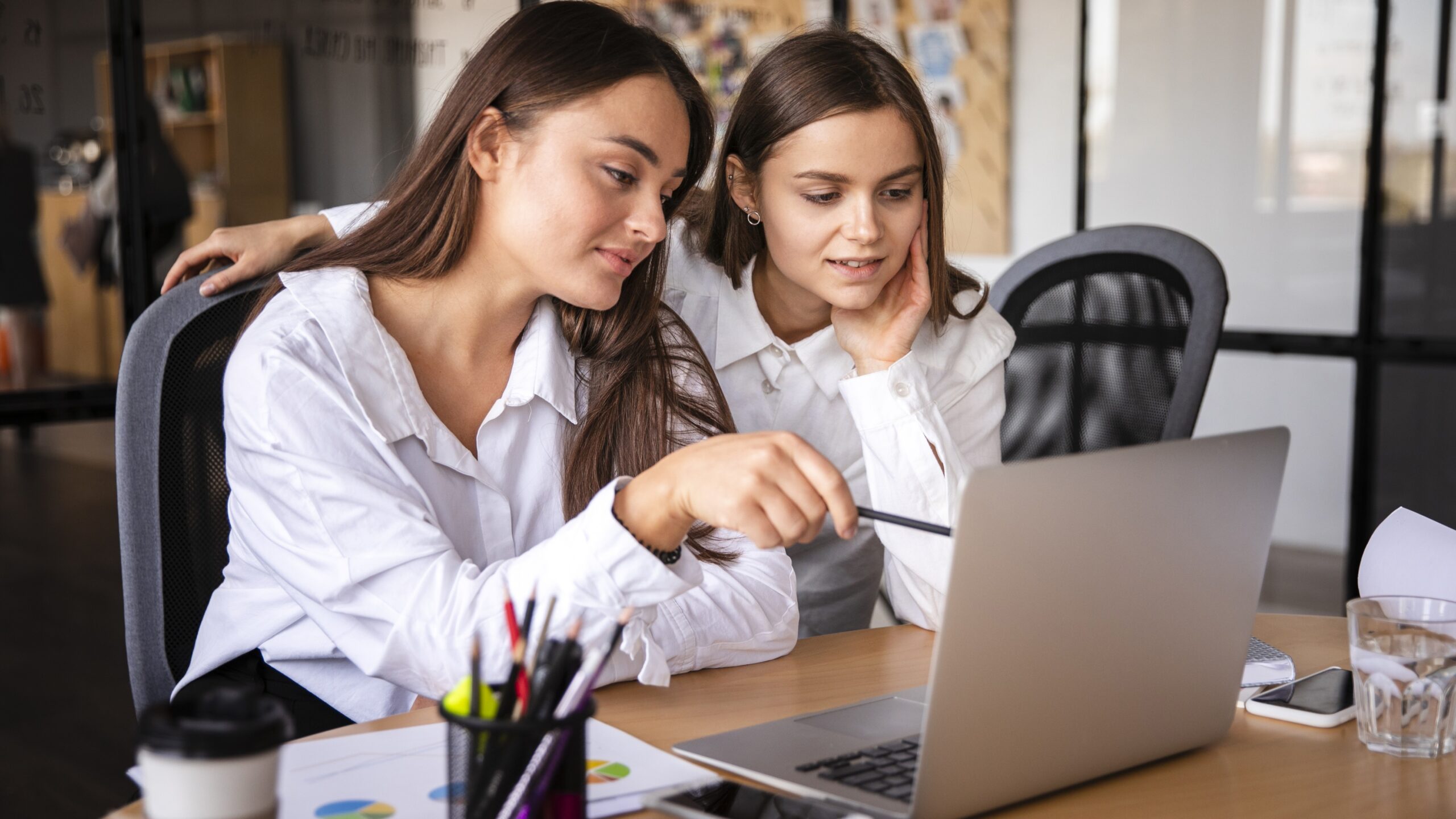 И в бар, и в офис вместе: чем нас манит работа с близкими и почему она опасна?