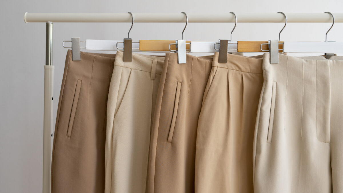 Бананы, алладины и клёш: с чем носить брюки? Стилист назвала стильные образы