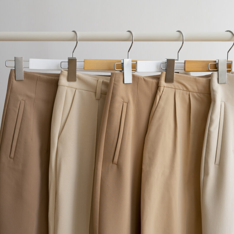 Бананы, алладины и клёш: с чем носить брюки? Стилист назвала стильные образы