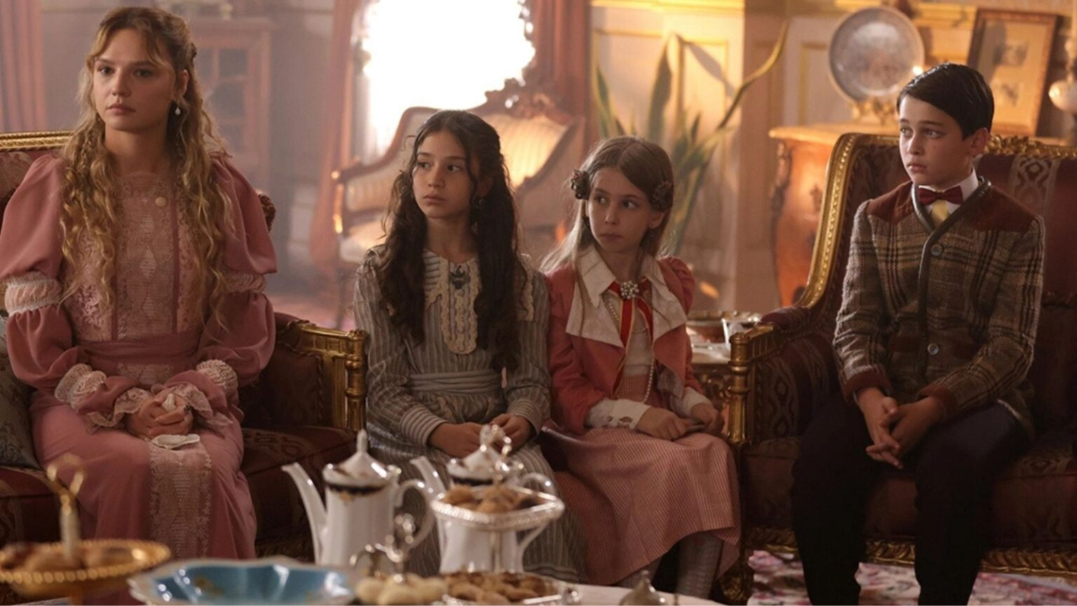 Актриса Нилюфер Берфин Акташ в сериале «Династия Шакира-паши: Чудеса и скандалы».