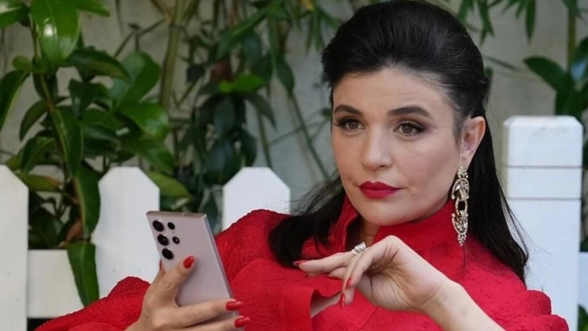 Гонджа Вуслатери в роли Нур. Кадр из сериала «Лейла» (2024-наст.время).