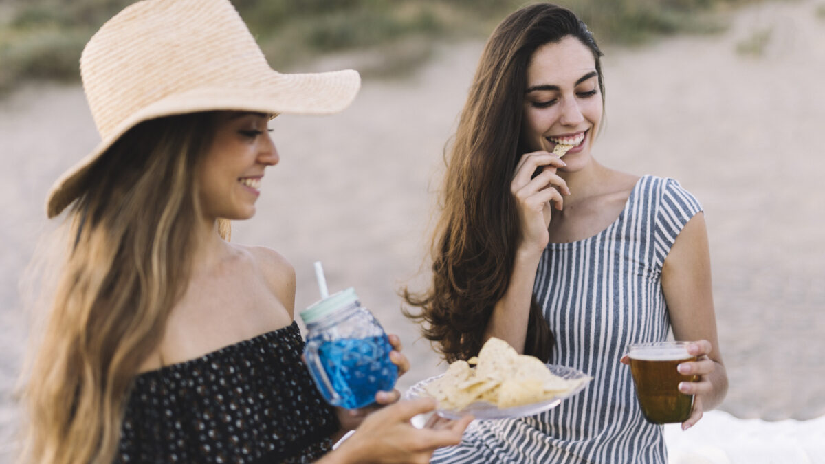 Куда спрятать вещи и чем питаться? Пляжный отдых: правила безопасности и лайфхаки