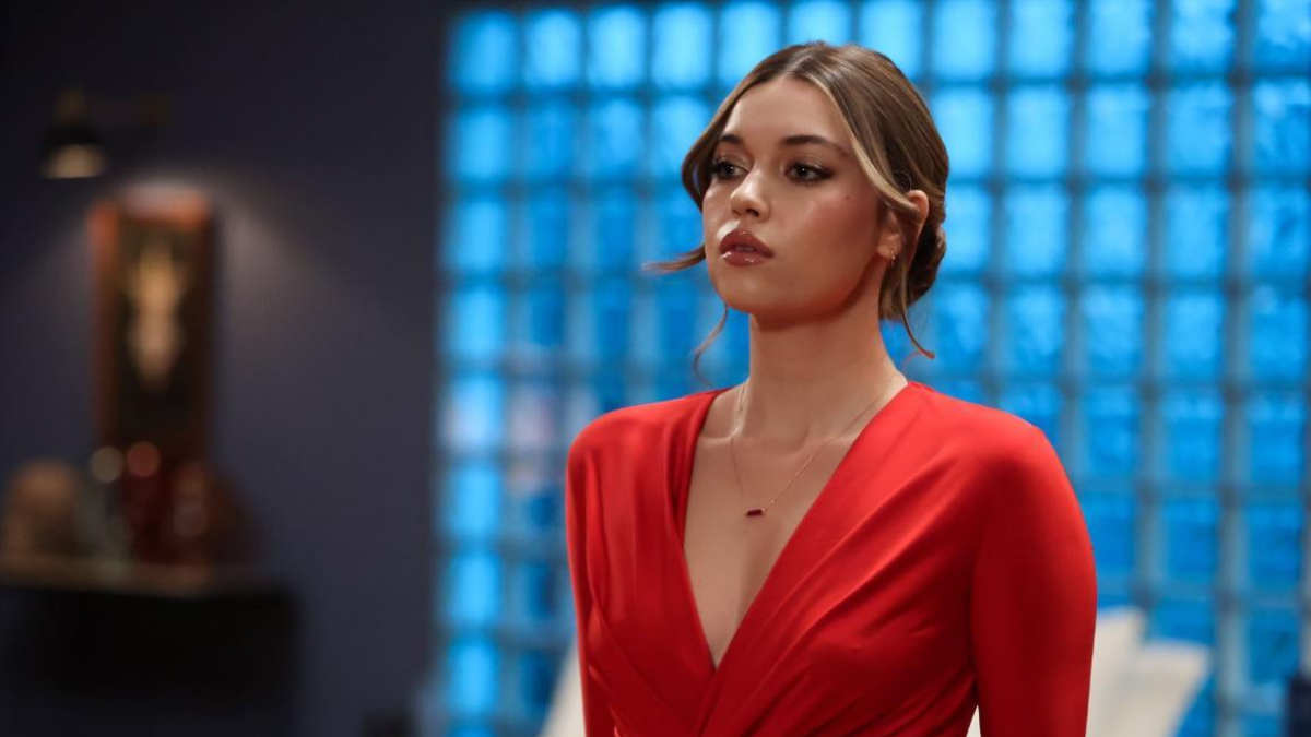 Афра Сарачоглу в сериале «Зимородок» (2022-2025).