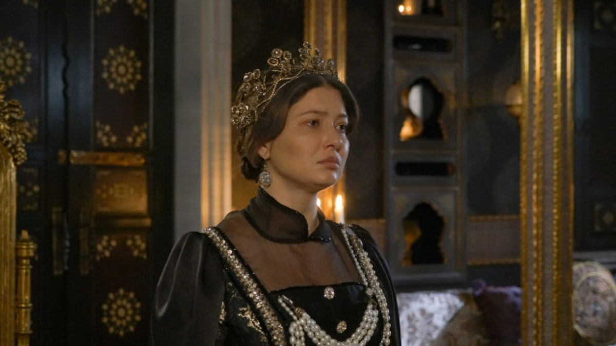 Нургюль Йешилчай в кадре из сериала «Великолепный век: Империя Кёсем».